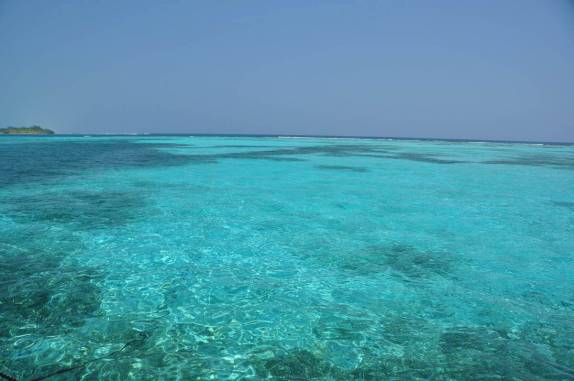 Velejando na água azul-piscina da grande barreira de corais, em Belize